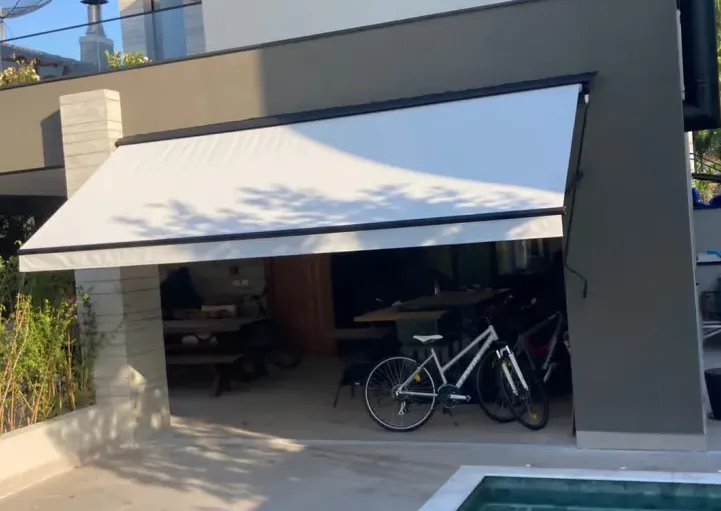 Toldo Cortina com braços e Tela Solar